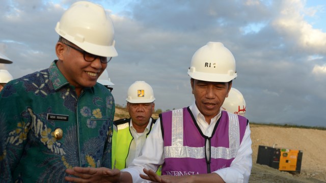 Presiden Joko Widodo atau Jokowi (kanan) saat meninjau perkembangan pembangunan Seksi IV jalan tol di Desa Indra Puri, Kabupaten Aceh Besar, Aceh, Jumat (21/2). Foto: ANTARA FOTO/Ampelsa