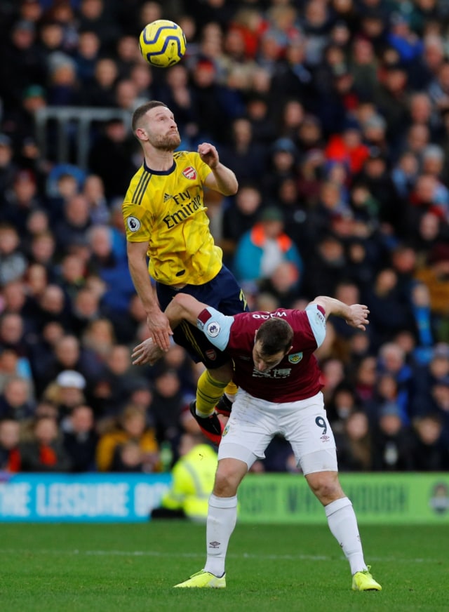 Shkodran Mustafi beraksi di laga melawan Burnley. Foto: Reuters/Phil Noble