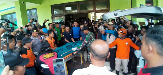 Jenazah siswa SMP N 1 Turi yang ditemukan di dasar dam yang kini diserahkan ke pihak keluarga, Sabtu (22/2/2020). Foto: Erfanto.