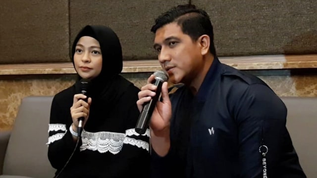 Hatna Danarda dan Tantri Syalindri Ichlasari, Konferensi Pers kelahiran Anak Kedua, di Mayapada Hospital, Lebak Bulus, Jakarta Selatan, Sabtu (22/2). Foto: Giovanni/kumparan