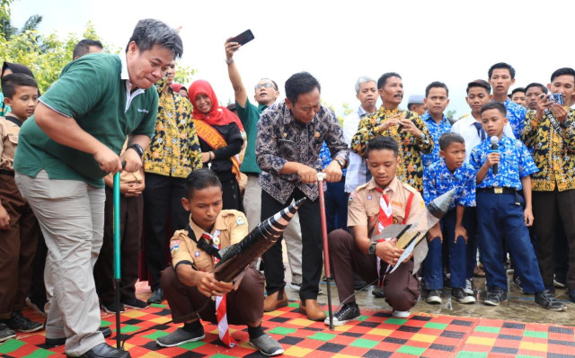 Kepala Dinas Pendidikan Tanjab Timur, Junaedi Rahmad, (kanan) memompa roket air. Foto: Jambikita.id