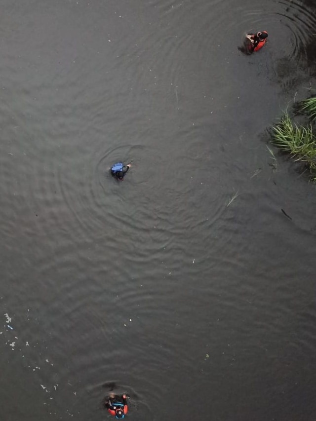 Foto udara petugas SAR gabungan mencari siswa SMPN 1 Turi yang hanyut di Sungai Sempor, Sleman, Sabtu (22/2).  Foto: Dok. Tim Relawan Drone-Komunitas Drone Jogja