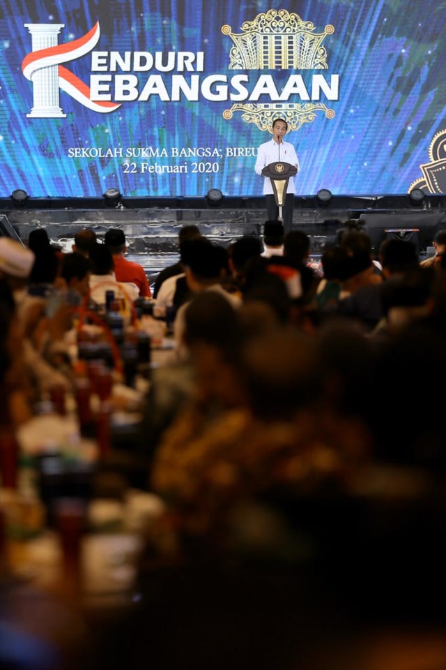 Presiden Jokowi saat memberi sambutan dalam kenduri kebangsaan di Bireuen, Aceh. Foto: Abdul Hadi/acehkini