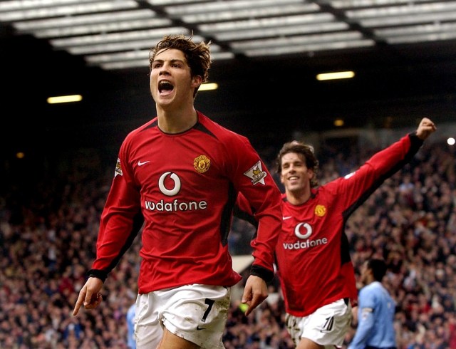 Cristiano Ronaldo merayakan gol untuk Manchester United bersama Ruud van Nistelrooy. Foto: AFP/Steve Parkin