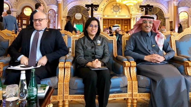 Meteri Keuangan Sri Mulyani (tengah) saat menghadiri KTT G20 di Riyadh, Arab Saudi. Foto: Instagram/@smindrawati