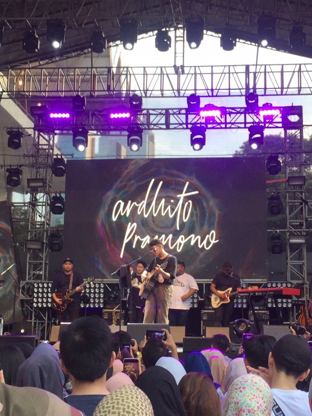 Penampilan Ardhito Pramono di panggung Love Fest 2020, Istora Senayan, Jakarta Pusat, Sabtu (22/2). Foto: Giovanni/kumparan