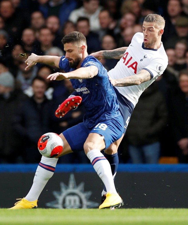 Pemain Chelsea FC Olivier Giroud berebut bola dengan pemain Tottenham Hotspur pada laga lanjutan Premier League di Stadion Stamford Bridge, London. Foto: REUTERS/Paul Childs