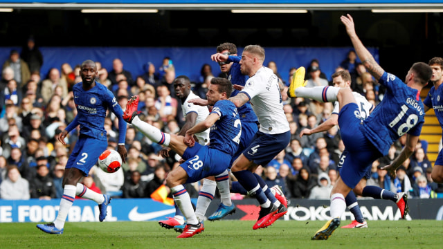 Sejumlah pemain Chelsea FC berebut bola dengan pemain Tottenham Hotspur pada laga lanjutan Premier League di Stadion Stamford Bridge, London. Foto: REUTERS/Paul Childs