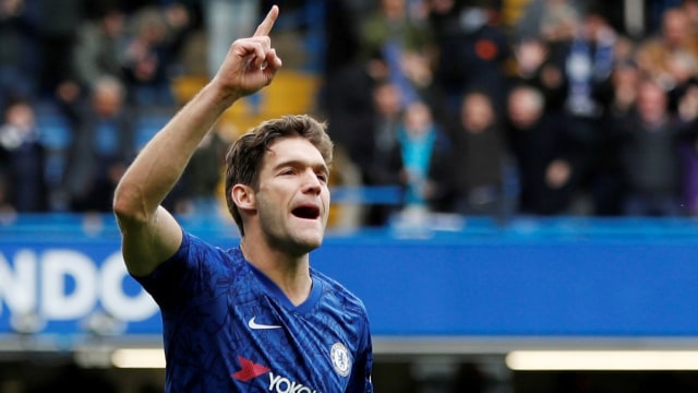 Selebrasi pemain Chelsea FC Marcos Alonso usai mencetak gol ke gawang Tottenham Hotspur pada laga lanjutan Premier League di Stadion Stamford Bridge, London. Foto: REUTERS / Paul Childs