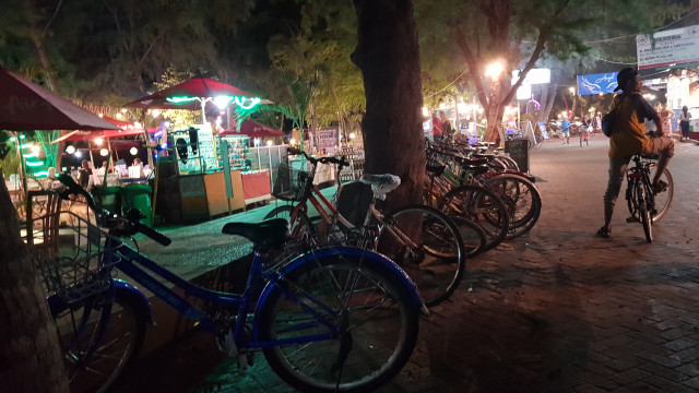 Deretan sepeda sebagai alat transportasi selama liburan di Gili Trawangan. Foto: Info Dompu