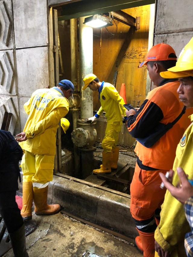 Petugas mengecek mesin penyedot air di Underpass Matraman. Foto: Raga Imam/kumparan