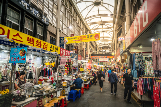 Daegu Seomun Market dipenuhi pedagang yang menjual beragam street food Foto: Shutter Stock