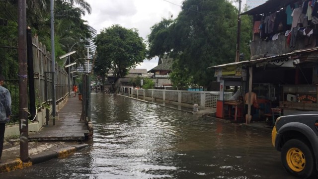 Genangan air di perumahan warga di Jalan Karet Pasar Baru Timur Jakarta Pusat. Foto: Rafyq Panjaitan/kumaran