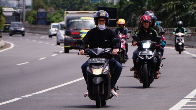 Sepeda motor melintas di dalam tol untuk menghindari banjir di kawasan Kelapa Gading, Sunter dan Cempaka Putih.  Foto: Jamal Ramadhan/kumparan