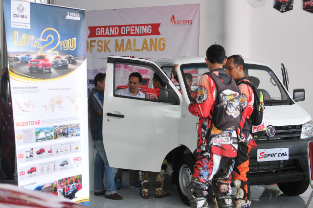 Suasana ketika anggota Komunitas Trail mencoba Super Cab di DFSK Malang. Foto: fajrus sidiq