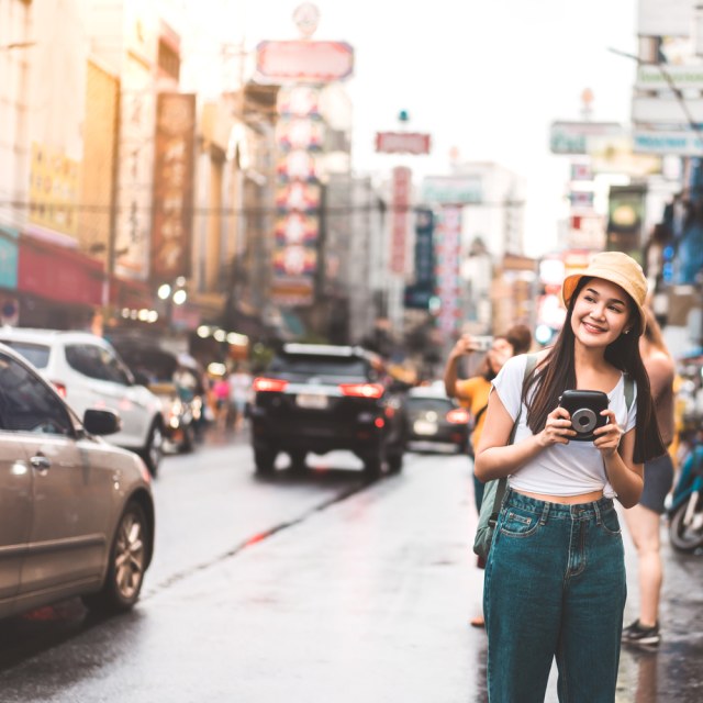Ilustrasi perempuan yang solo traveling. Foto: Shutterstock