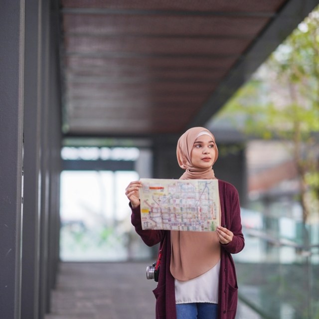 Ilustrasi perempuan Muslim tengah traveling sendirian. Foto: Shutterstock