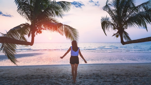 Ilustrasi traveling sendirian ke pantai Foto: Shutter Stock
