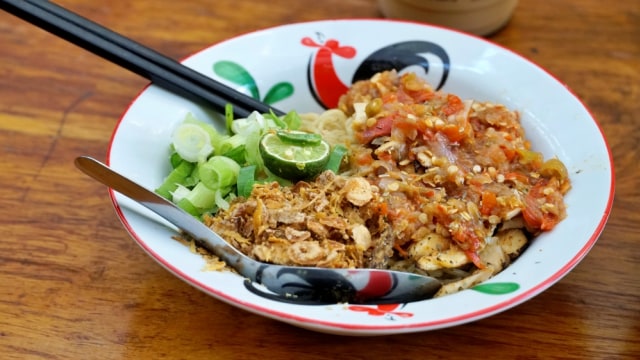 Menu bakmi ayam oven sambal matah makanan di Sedjuk Bakmi dan Kopi Foto: Safira M/ kumparan