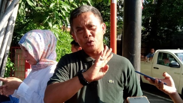 Ketua DPRD DKI Jakarta, Prasetio Edi Marsudi, saat meninjau saluran air di depan Kantor LBH Jakarta, di Jalan Diponogoro, Jakarta Pusat. Foto: Raga Imam/kumparan