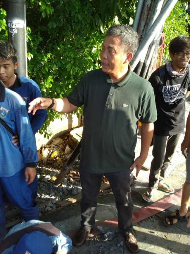 Ketua DPRD DKI Jakarta, Prasetio Edi Marsudi, saat meninjau saluran air di depan Kantor LBH Jakarta, di Jalan Diponogoro, Jakarta Pusat. Foto: Raga Imam/kumparan