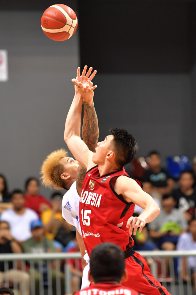 Laga Kualifikasi FIBA Asia Cup 2021 antara Timnas Basket Indonesia dan Filipina.  Foto: ANTARA FOTO/M Risyal Hidayat