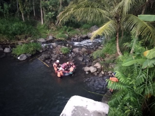 Tim SAR Gabungan saat memgevakuasi korban ke-9 laka sungai SMP N 1 Turi, Minggu (23/2/2020). Foto: dok. Basarnas.
