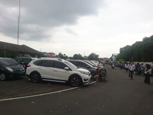 Parkiran tes CPNS di Gor Amongrogo, Yogya, terlihat seperti bursa mobil bekas Minggu pagi, segala merk ada. Dalam pandangan kasat mata, jumlah mobil yang terparkir lebih banyak dari jumlah motor. Foto : Widi Erha Pradana.
