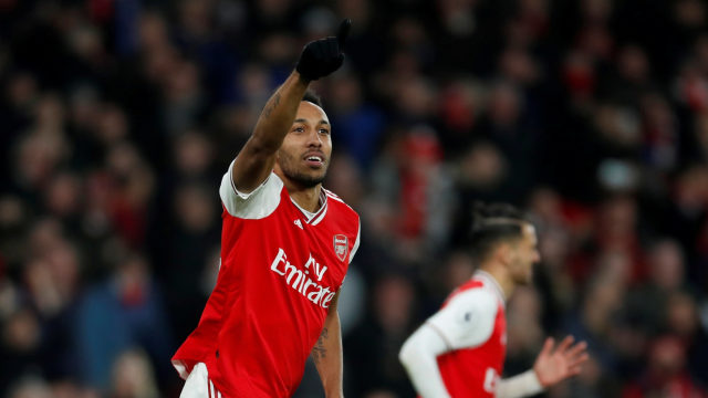 Pemain Arsenal, Pierre-Emerick Aubameyang, usai mencetak gol ke gawang Everton. Foto: REUTERS/David Klein