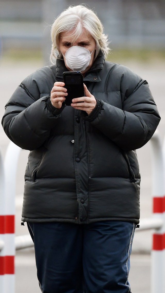 Warga menggunakan masker pernapasan di Milan. Foto: Andreas Solaro / AFP