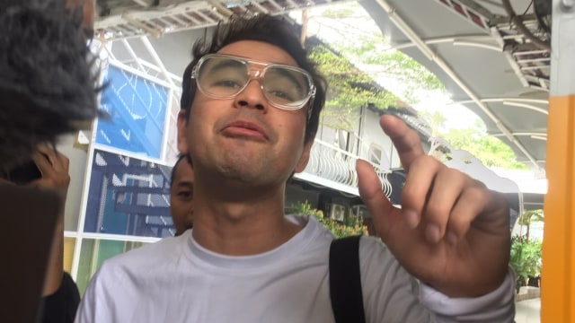 Raffi Ahmad ditemui di kawasan Tendean, Jakarta Selatan, Senin (24/2). Foto: Giovanni/kumparan