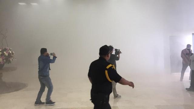 Suasana saat terjadi kepulan asap di gedung Nusantara III DPR/MPR RI, Senin (24/2). Foto: Paulina Herasmarinandar/kumparan