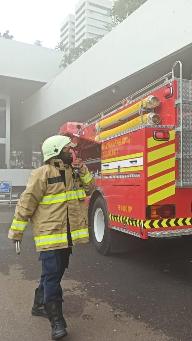 Seorang petugas pemadam kebakaran menuju lokasi kepulan asap di Gedung Nusantara III, DPR RI, Jakarta, Senin (24/2). Foto: Helmi Afandi Abdullah/kumparan
