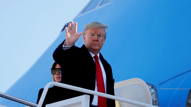 Presiden AS Donald Trump bersiap untuk naik Air Force One ke India. Foto: REUTERS/Al Drago