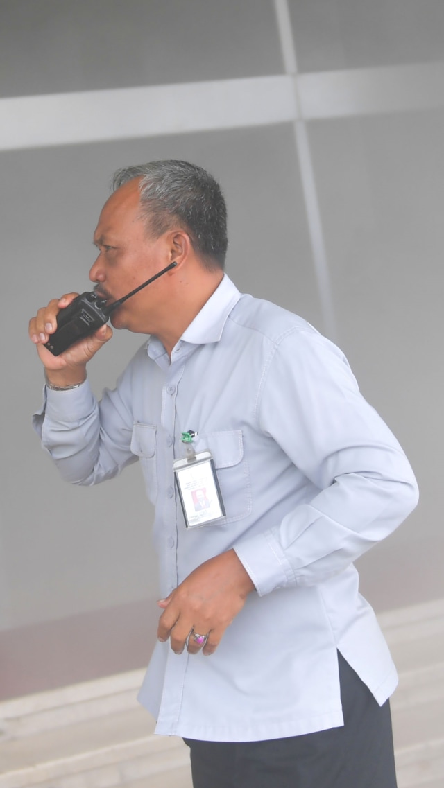 Petugas berkomunikasi dengan radio panggil saat terjadi kepulan asap putih di Gedung Nusantara III, Kompleks Parlemen, Senayan, Jakarta, Senin (24/2). Foto: ANTARA FOTO/M Risyal Hidayat