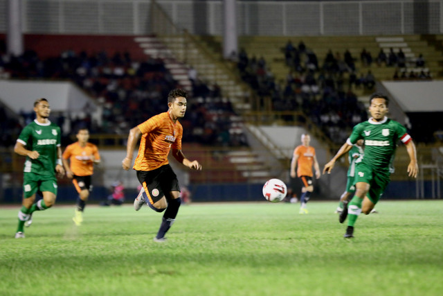 Laga uji tanding Persiraja vs PSMS Medan di Stadion Harapan Bangsa, Banda Aceh, Jumat (21/2) malam, berakhir dengan skor 1-0. Foto: Suparta/acehkini