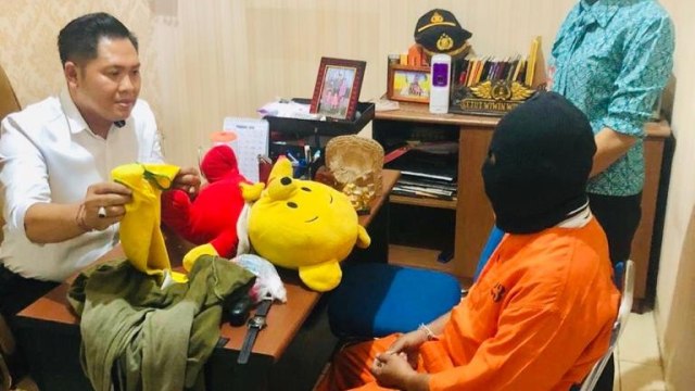 WS saat menjalani pemeriksaaan di Polres Badung, Senin (24/2/2020) - IST