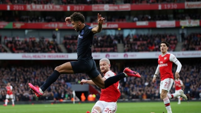 Pemain Arsenal Shkodran Mustafi menghalau pemain Everton di stadion Emirates, London, Britain. Foto: REUTERS / David