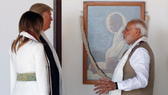 Perdana Menteri India Narendra Modi berbincang degan Presiden AS Donald Trump dan ibu negara Melania Trump ketika mereka mengunjungi Gandhi Ashram di Ahmedabad. Foto: REUTERS/Al Drago