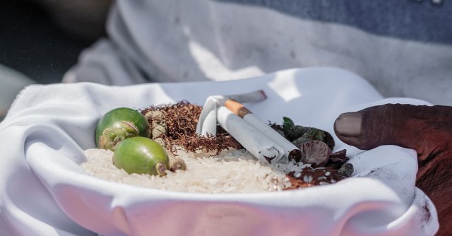 Upacara Sinara merupakan persembahan kepada Tete-Nene moyang sebagai bentuk doa dan rasa syukur serta permohonan izin, saat masyarakat hendak melakukan sesuatu. Sinara dihidangkan dalam piring putih dan dibungkus kain putih. Isinya adalah barang-barang yang biasa dikonsumsi masyarakat setempat, seperti beras, pinang, sirih, kapur, dan tembakau. (Yayasan EcoNusa/Kei Miyamoto)