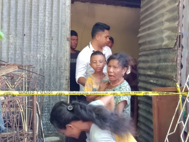 Ibu korban menangis histeris saat melihat jenazah anaknya. Foto: Ola Keda. 