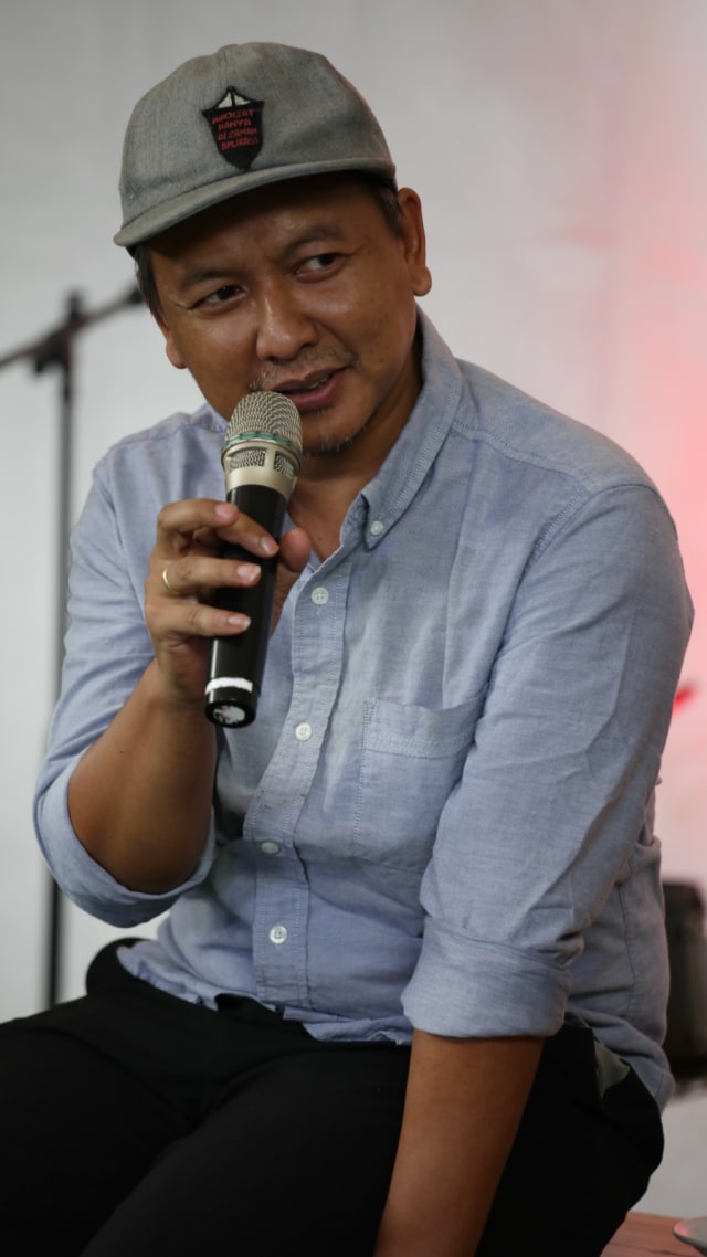 Vokalis grup musik Efek Rumah Kaca, Cholil Mahmud saat berkunjung ke kantor kumparan, Senin (24/2). Foto: Faisal Rahman/kumparan