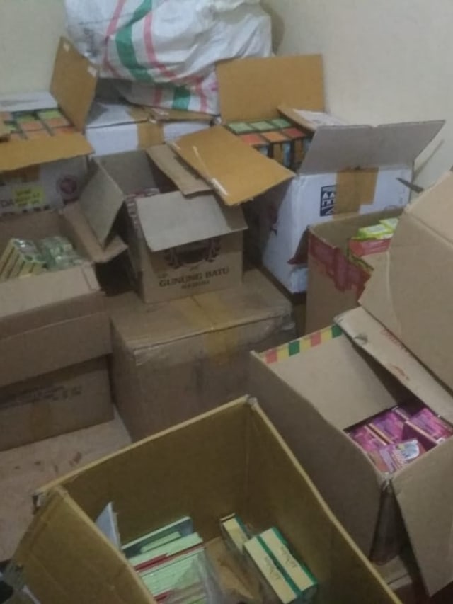 Barang bukti jamu kuat ilegal di Wiyung Surabaya yang diamankan polisi.. Foto: Yuana Fatwalloh/kumparan