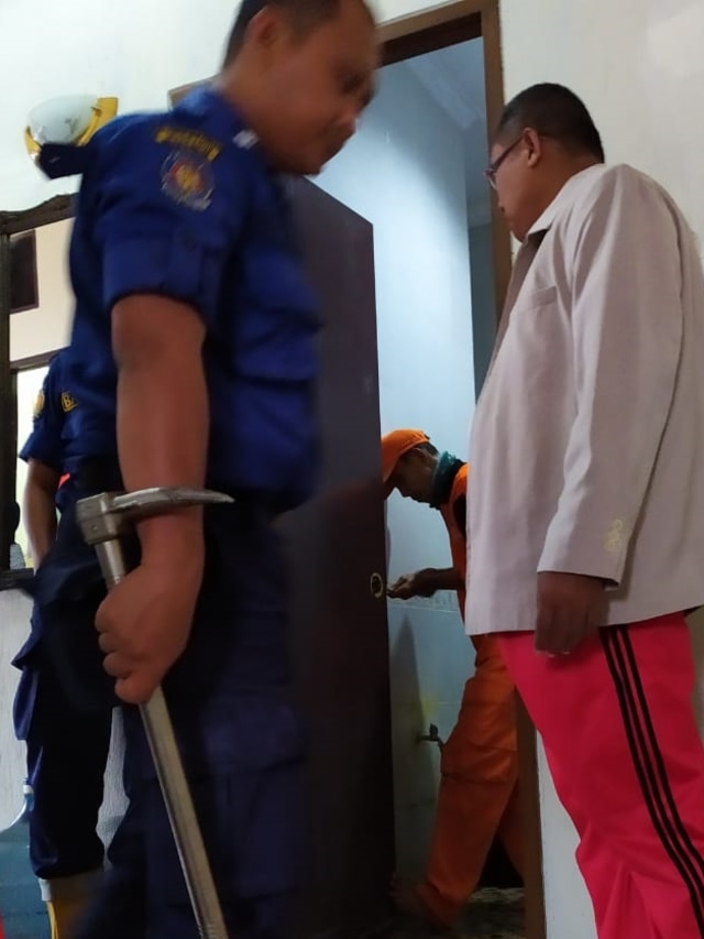 Petugas damkar usai menyelamatkan perempuan yang terjebak di kamar mandi.  Foto: Fok. Damkar Jakbar