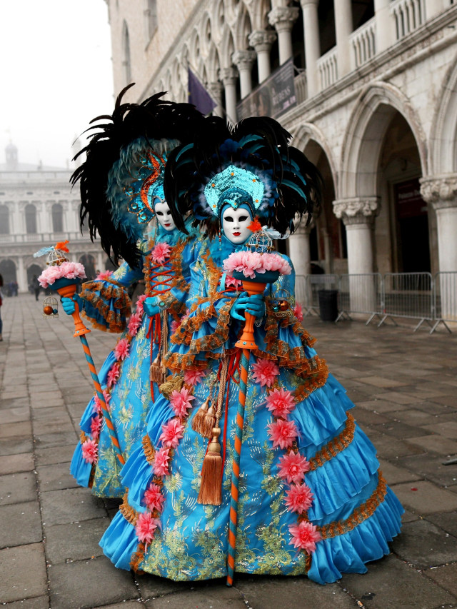 Peserta karnaval mengenakan kostum di Karnaval Venesia, Italia, Minggu (23/2). Foto: REUTERS/Ohad Zwigenberg ISRAEL OUT