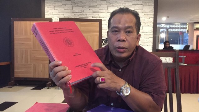 Rektor Unnes Prof Fathur Rokhman menjelaskan secara runtut lini masa penyusunan disertasinya yang disebut plagiat skripsi mahasiswi Unnes. Foto: Afiati Tsalitsati/kumparan