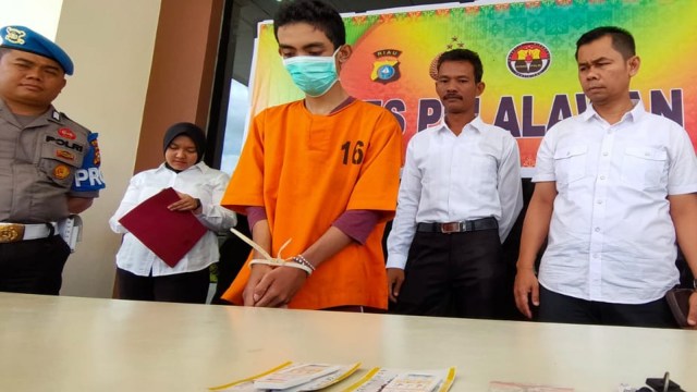 OSCAR (19), diperlihatkan ke wartawan saat ekspose di Mapolres Pelalawan, Senin, 24 Februari 2020, di Pangkalan Kerinci. Dua kawannya, masih pelajar dan di bawah umur, tak ditahan Polisi.   
