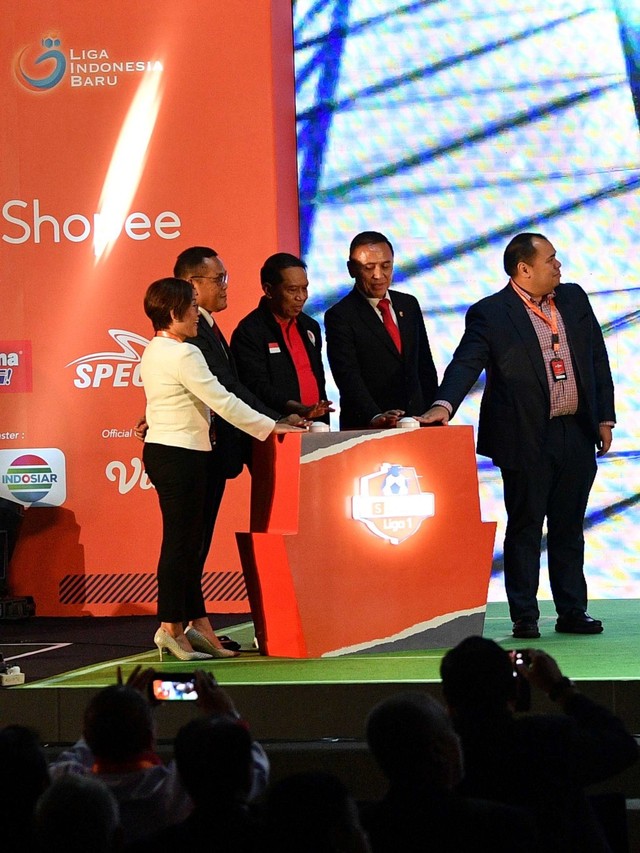 Menpora Zainudin Amali (tengah) didampingi Ketua Umum PSSI M Iriawan (kedua kanan) saat prosesi peluncuran Shoppe Liga 1 2020 di Jakarta. Foto: ANTARA FOTO/Sigid Kurniawan