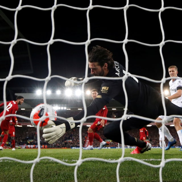 Momen Alisson Becker beraksi di lapangan. Foto: Phil Noble/REUTERS