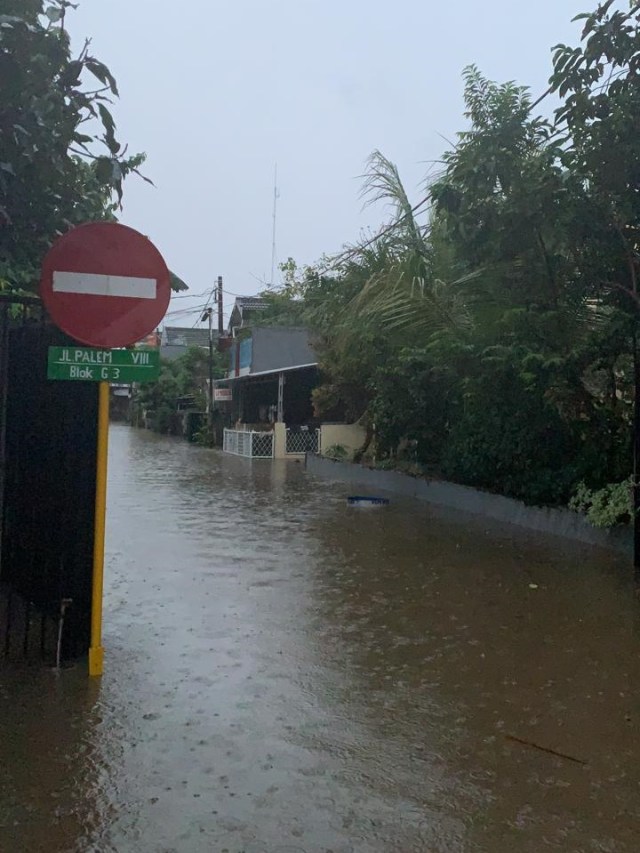 Banjir yang merendam Kompleks Duta Indah, Jatimakmur, Pondok Gede, Kota Bekasi. Foto: Gesit Prayogi/kumparan